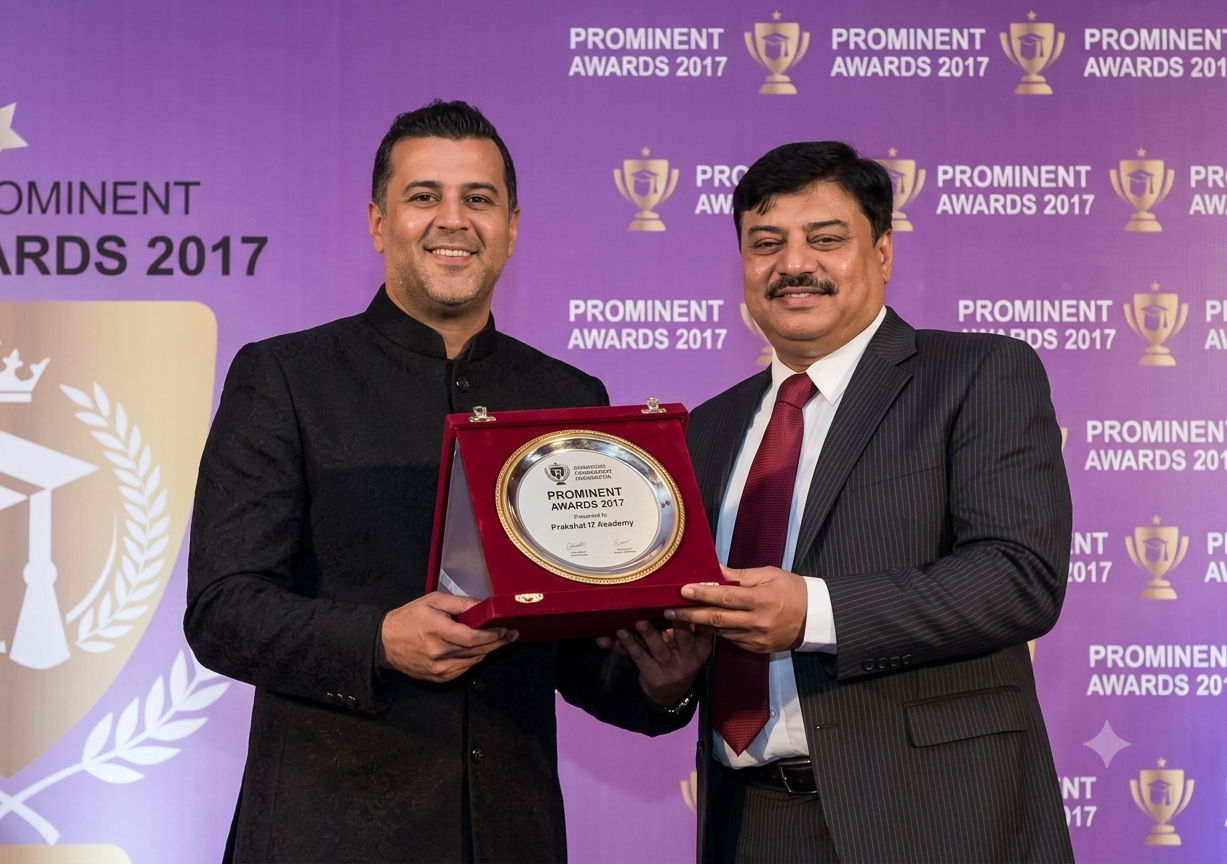 Prakshal IT Academy receiving the Best IT Training Institute in Gujarat 2017 award